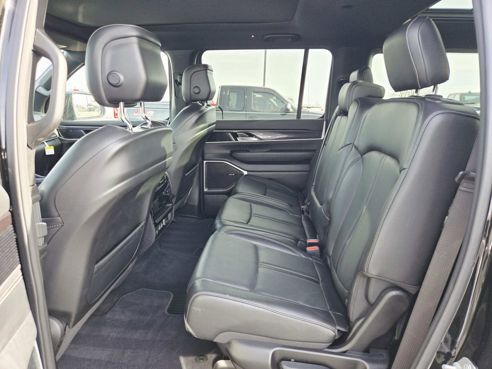 Used 2024 Jeep Wagoneer L 4WD w/ Premium Group I image 15