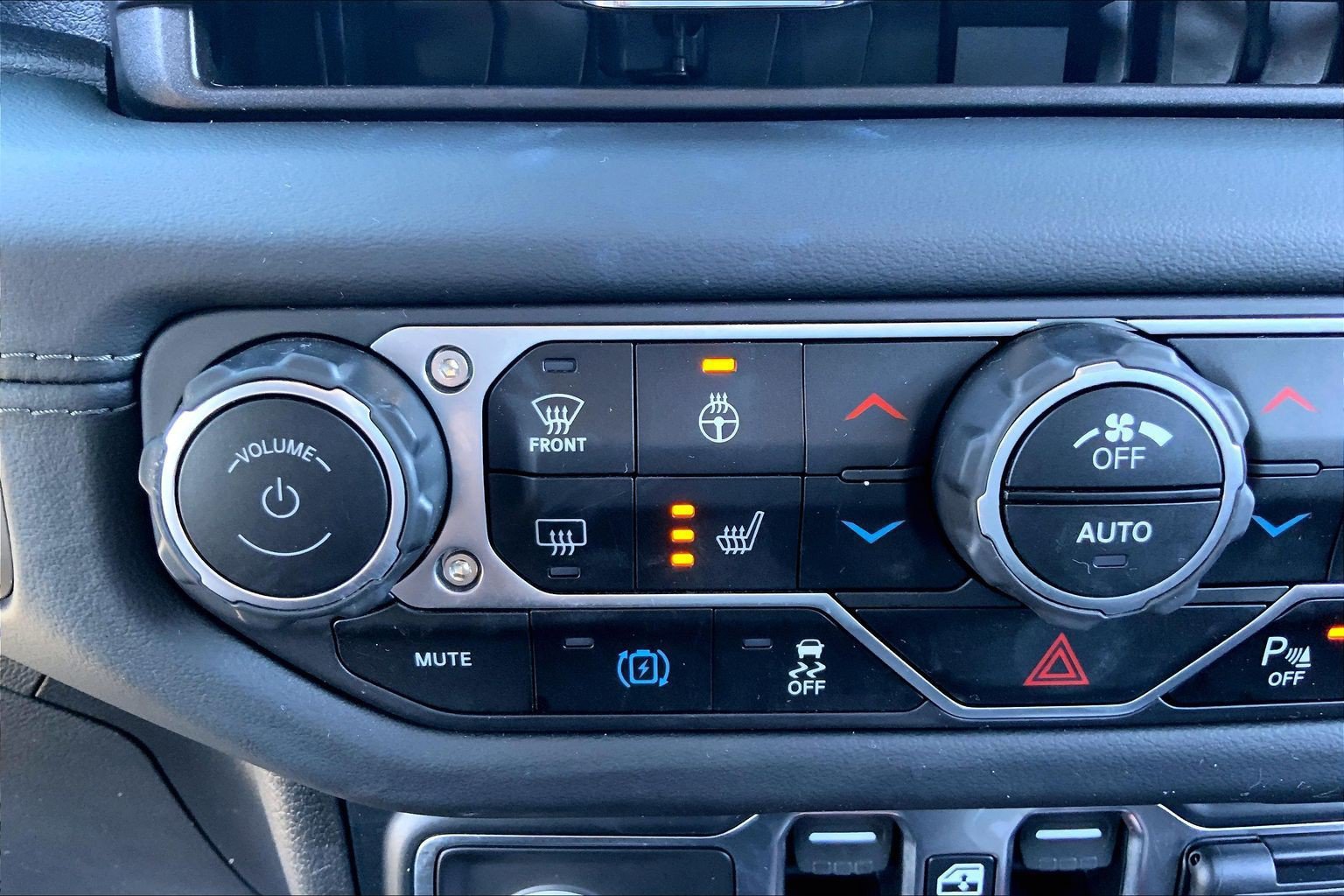 Used 2024 Jeep Wrangler Unlimited Sahara w/ Technology Group AWD/4WD image 32
