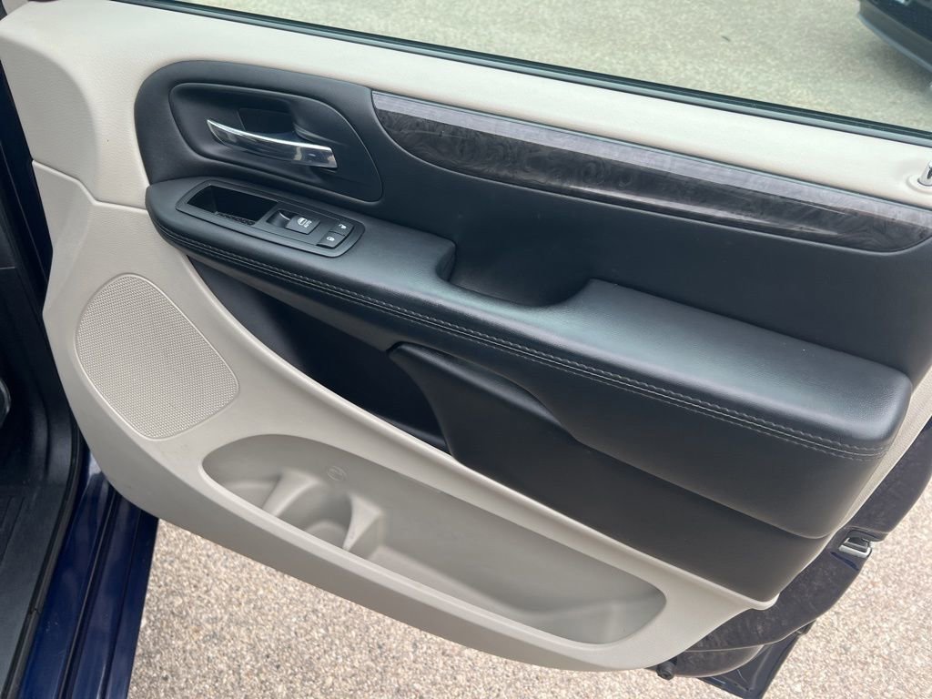 Used 2014 Dodge Grand Caravan SXT w/ UConnect Hands-Free Group FWD image 20