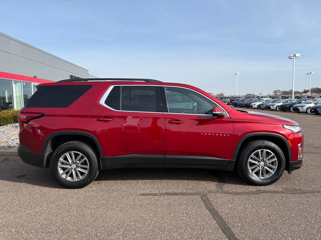 Used 2023 Chevrolet Traverse LT image 2