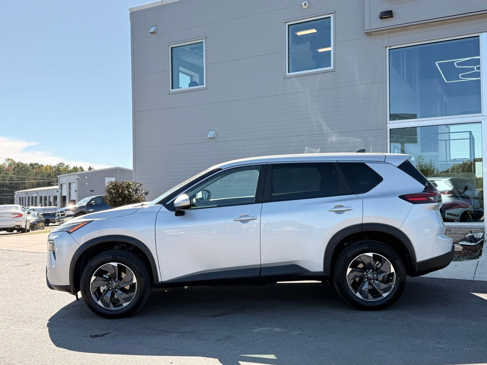 Used 2024 Nissan Rogue SV image 9