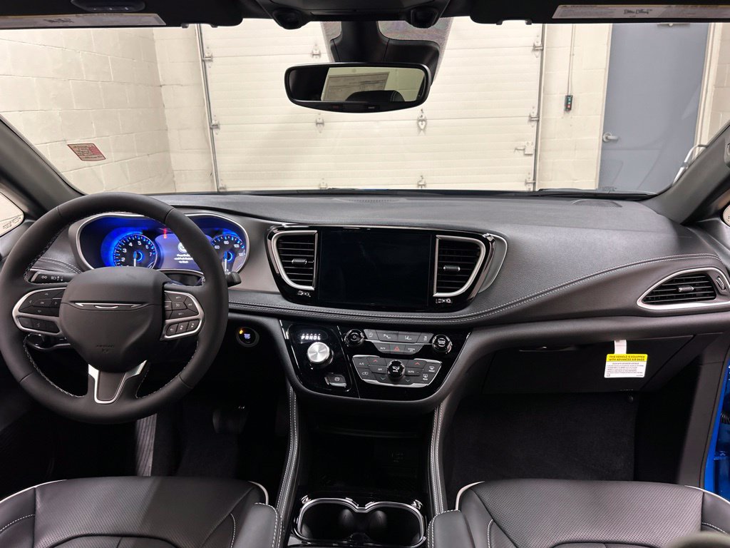 New 2027 Chrysler Pacifica Limited FWD image 20
