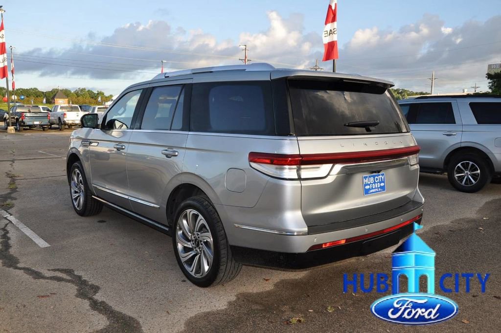 Used 2023 Lincoln Navigator Reserve image 3