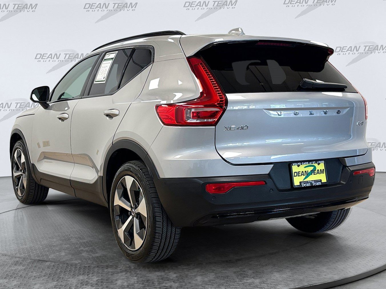 Used 2023 Volvo XC40 B5 Plus w/ Driver Assist Package AWD/4WD image 6