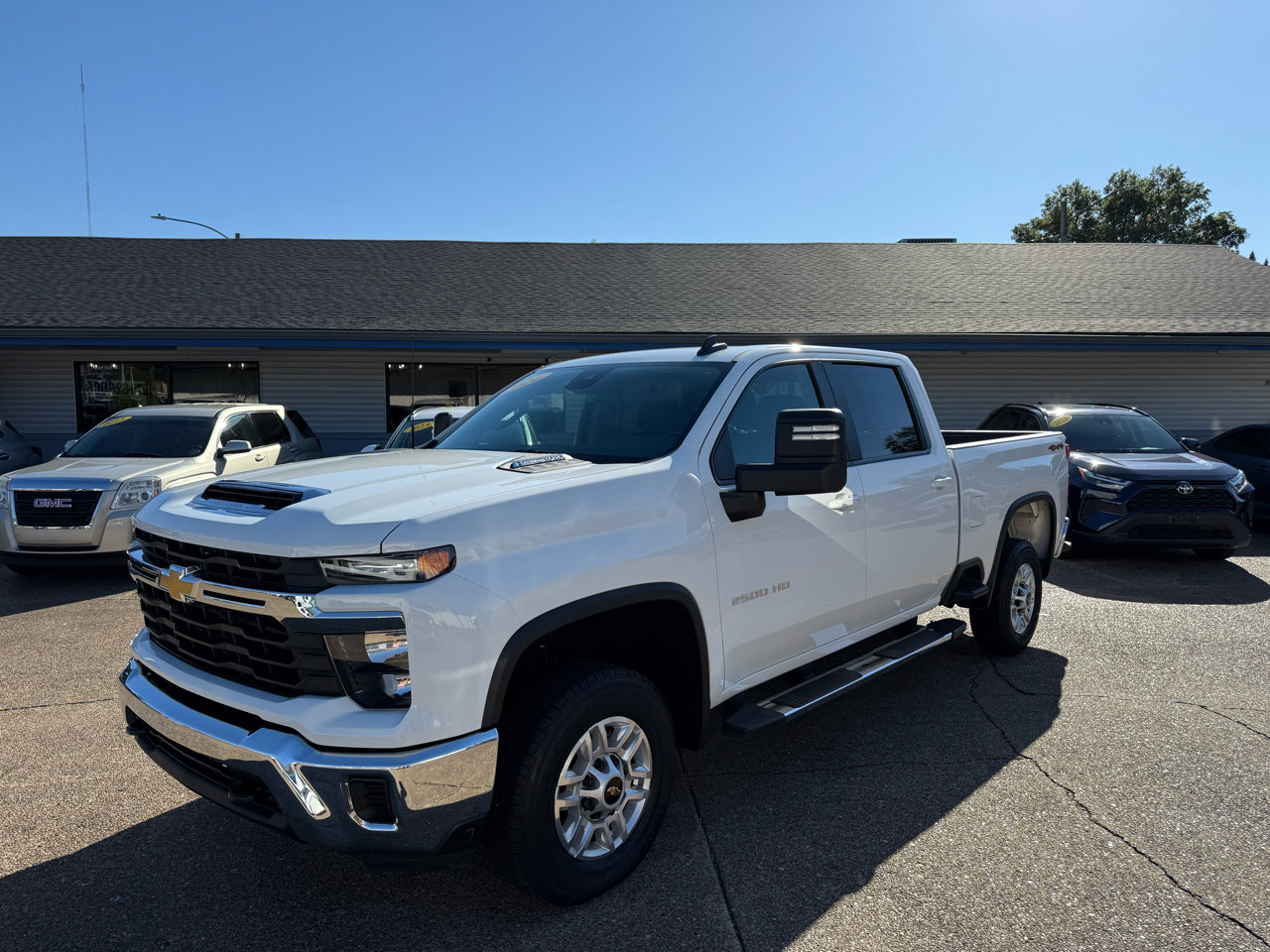 Used 2024 Chevrolet Silverado 2500 LT image 3