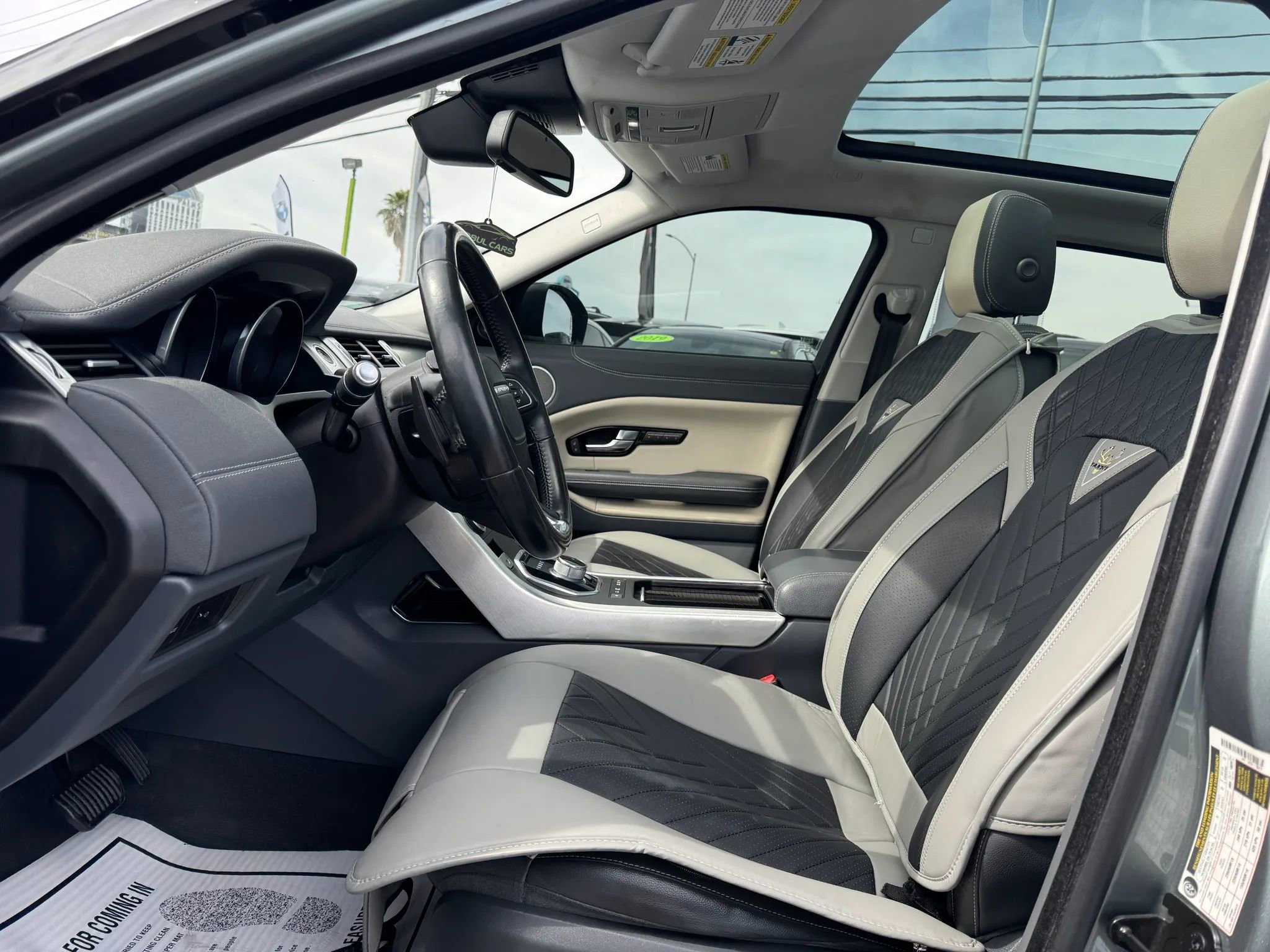 Used 2016 Land Rover Range Rover Evoque SE Premium image 11