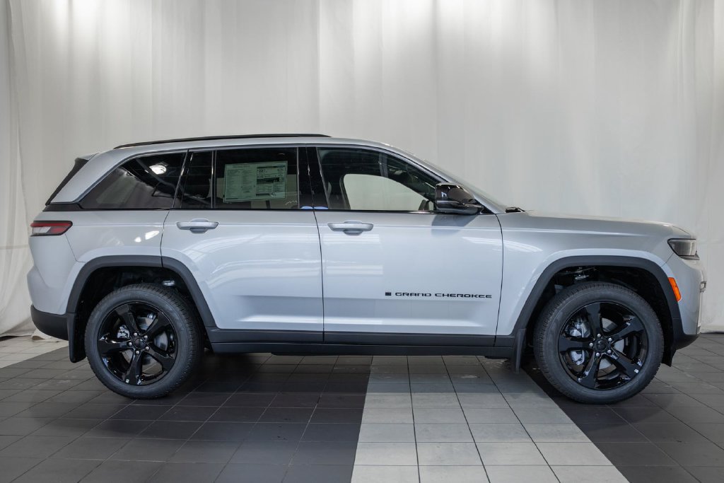 New 2026 Jeep Grand Cherokee Limited w/ Limited Altitude Package AWD/4WD image 3