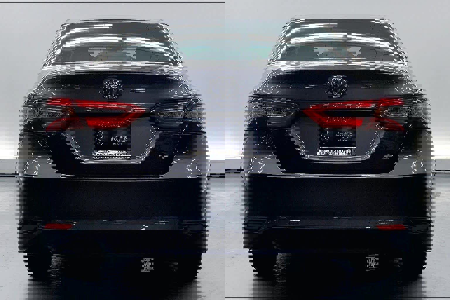 Used 2018 Toyota Camry LE image 3