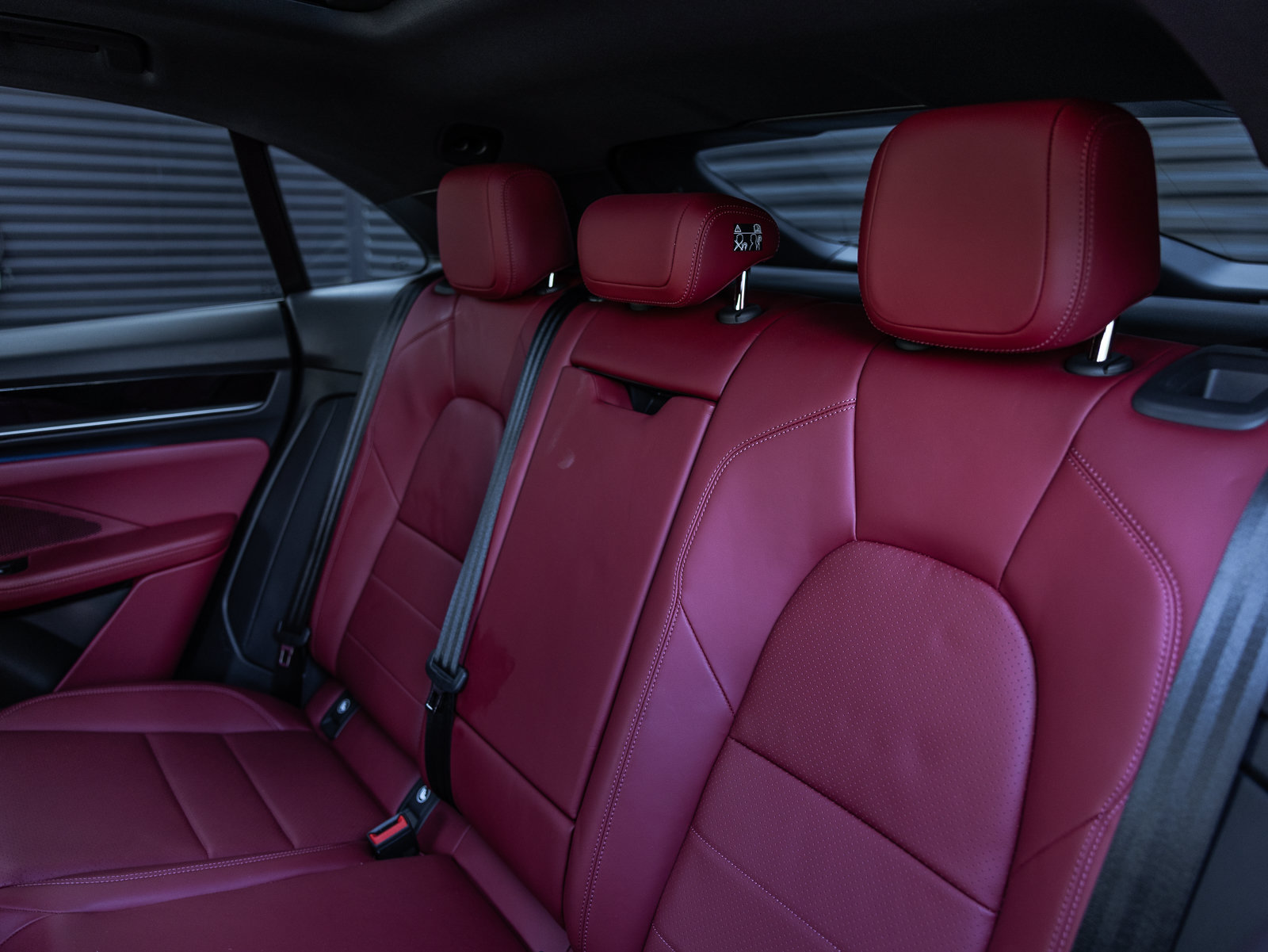 Certified 2025 Porsche Macan 4S Electric AWD/4WD image 19