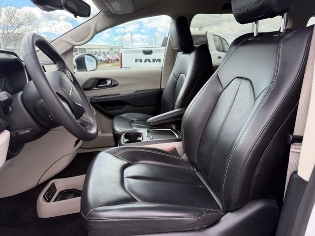 Used 2023 Chrysler Pacifica Touring-L image 12