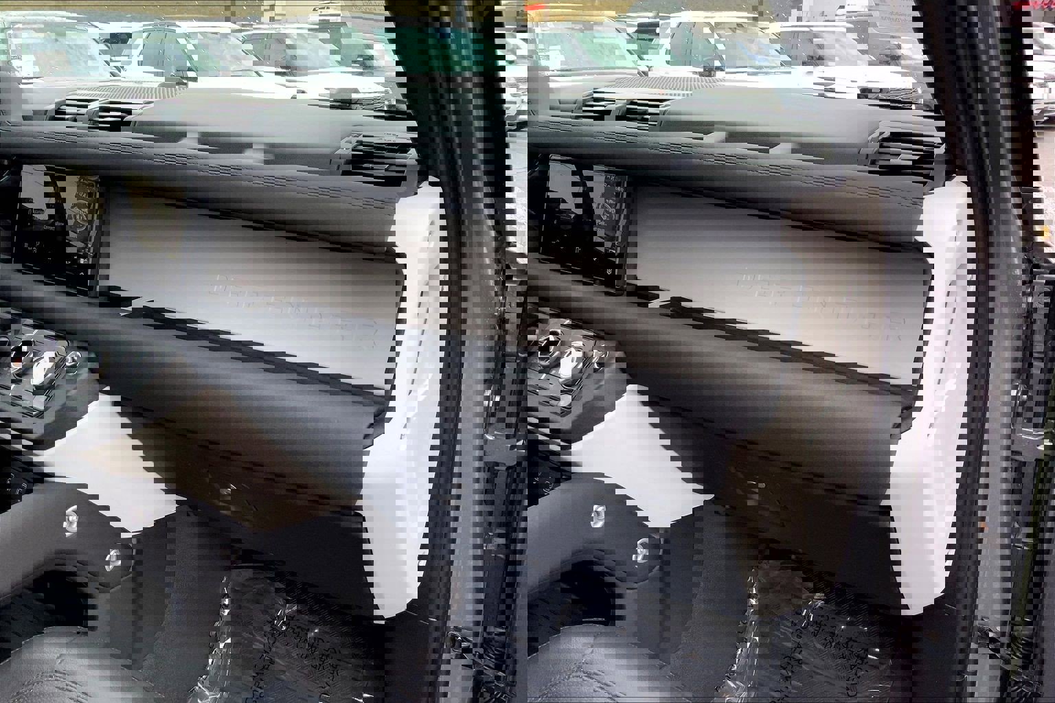 Used 2023 Land Rover Defender 110 SE image 18