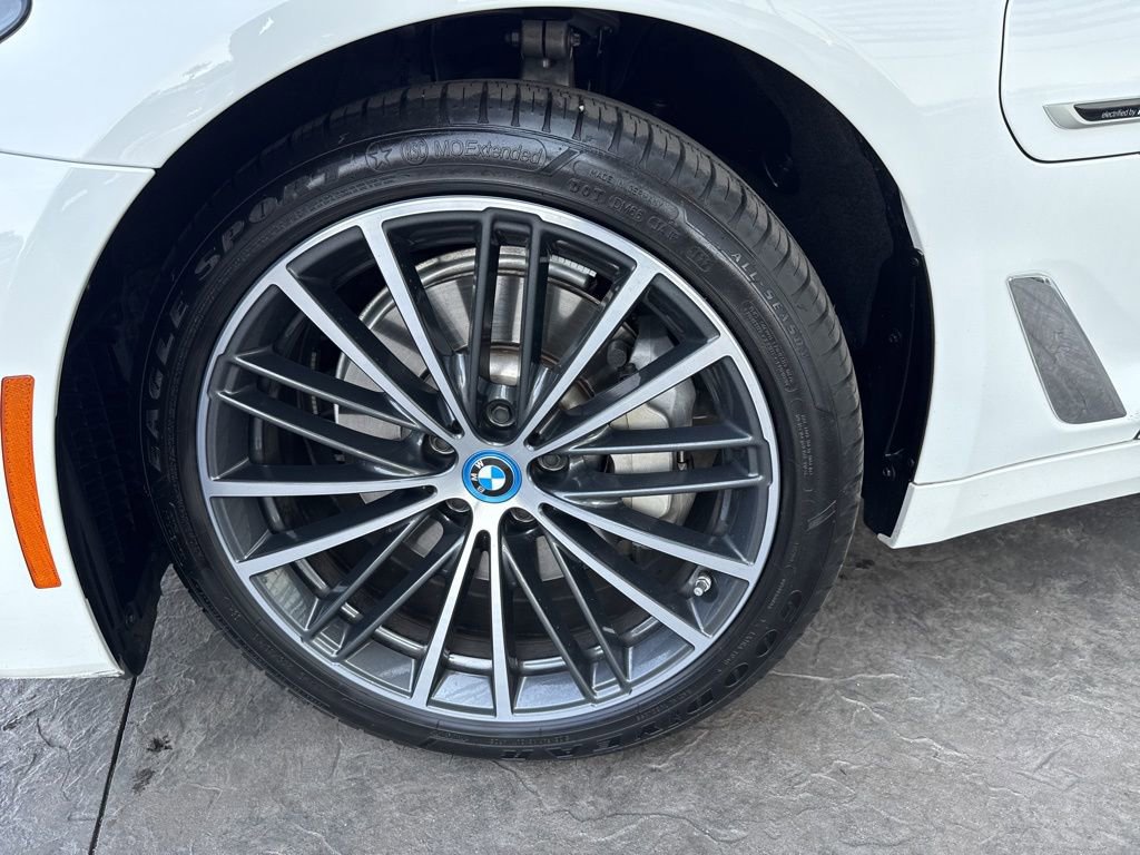 Used 2023 BMW 530e xDrive w/ Convenience Package image 5