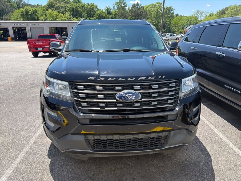 Used 2017 Ford Explorer XLT w/ Equipment Group 202A image 5