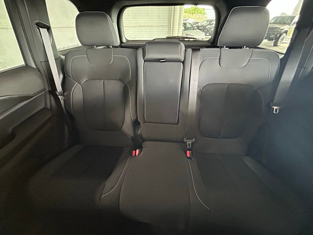 Used 2025 Jeep Grand Cherokee Laredo image 13