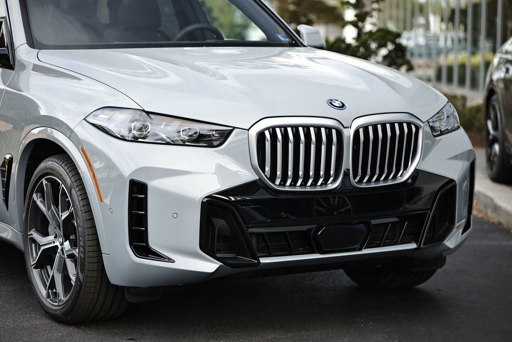 New 2026 BMW X5 xDrive50e w/ M Sport Package image 2