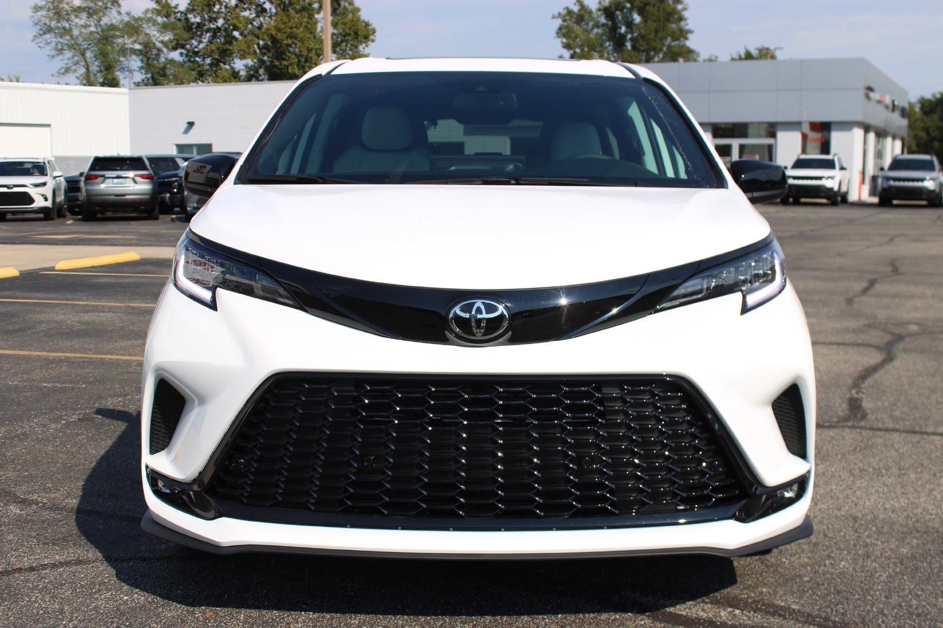 New 2026 Toyota Sienna XSE FWD image 3