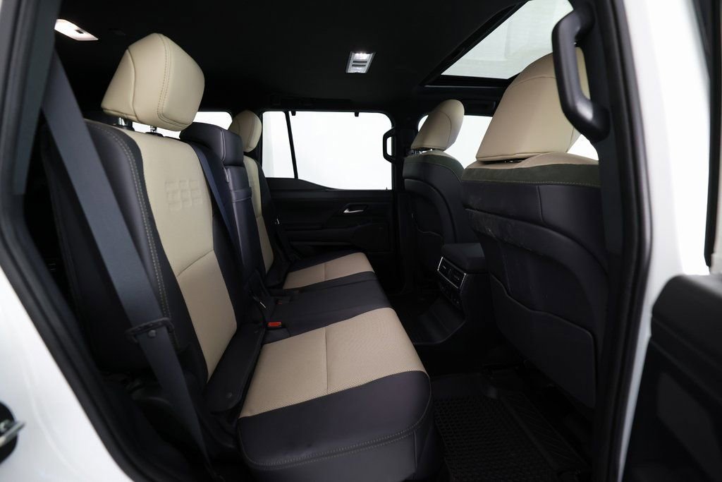Used 2024 Lexus GX 550 AWD/4WD image 11