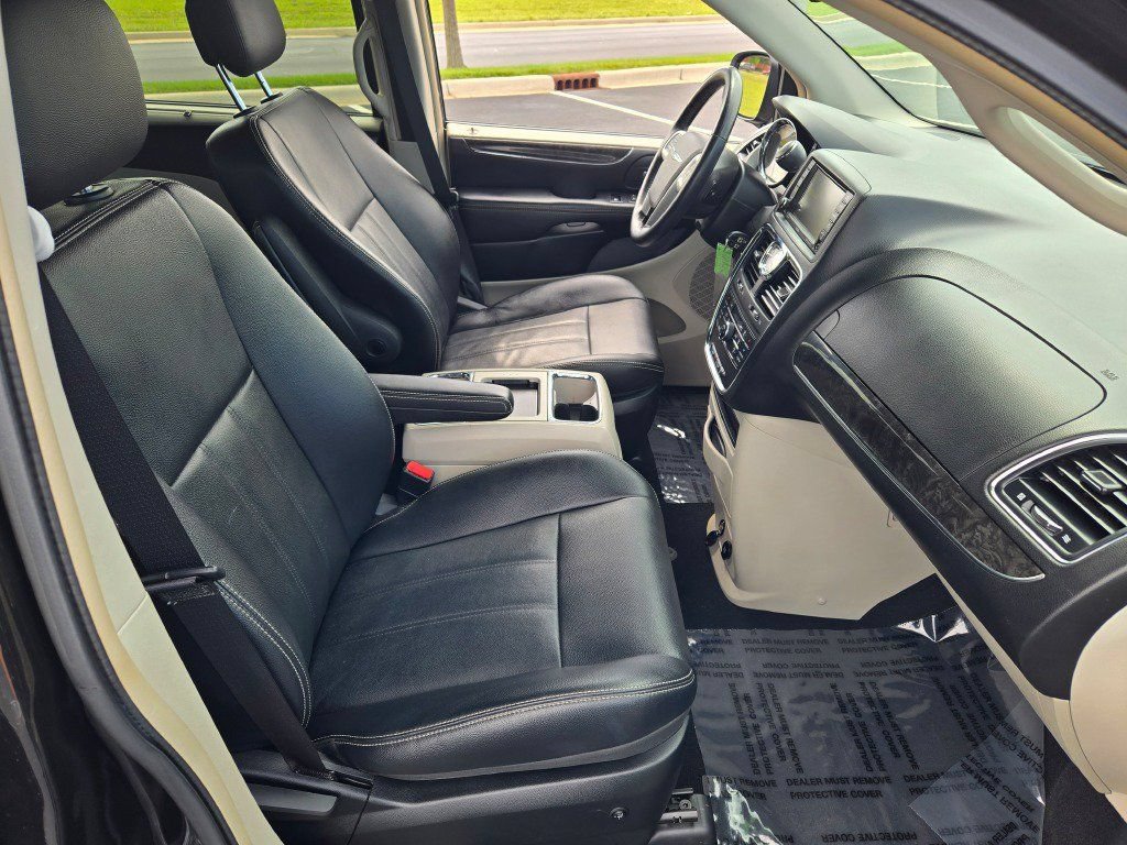 Used 2014 Chrysler Town & Country Touring FWD image 6