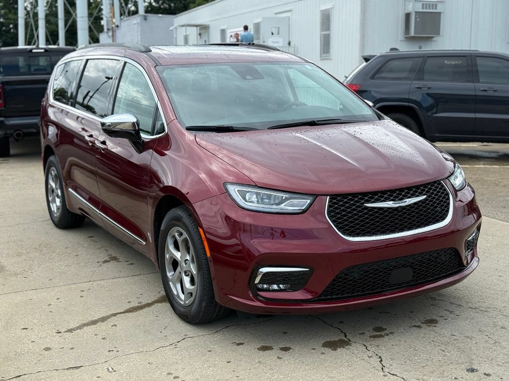 Used 2023 Chrysler Pacifica Limited w/ Uconnect Theater Family Group AWD/4WD image 4