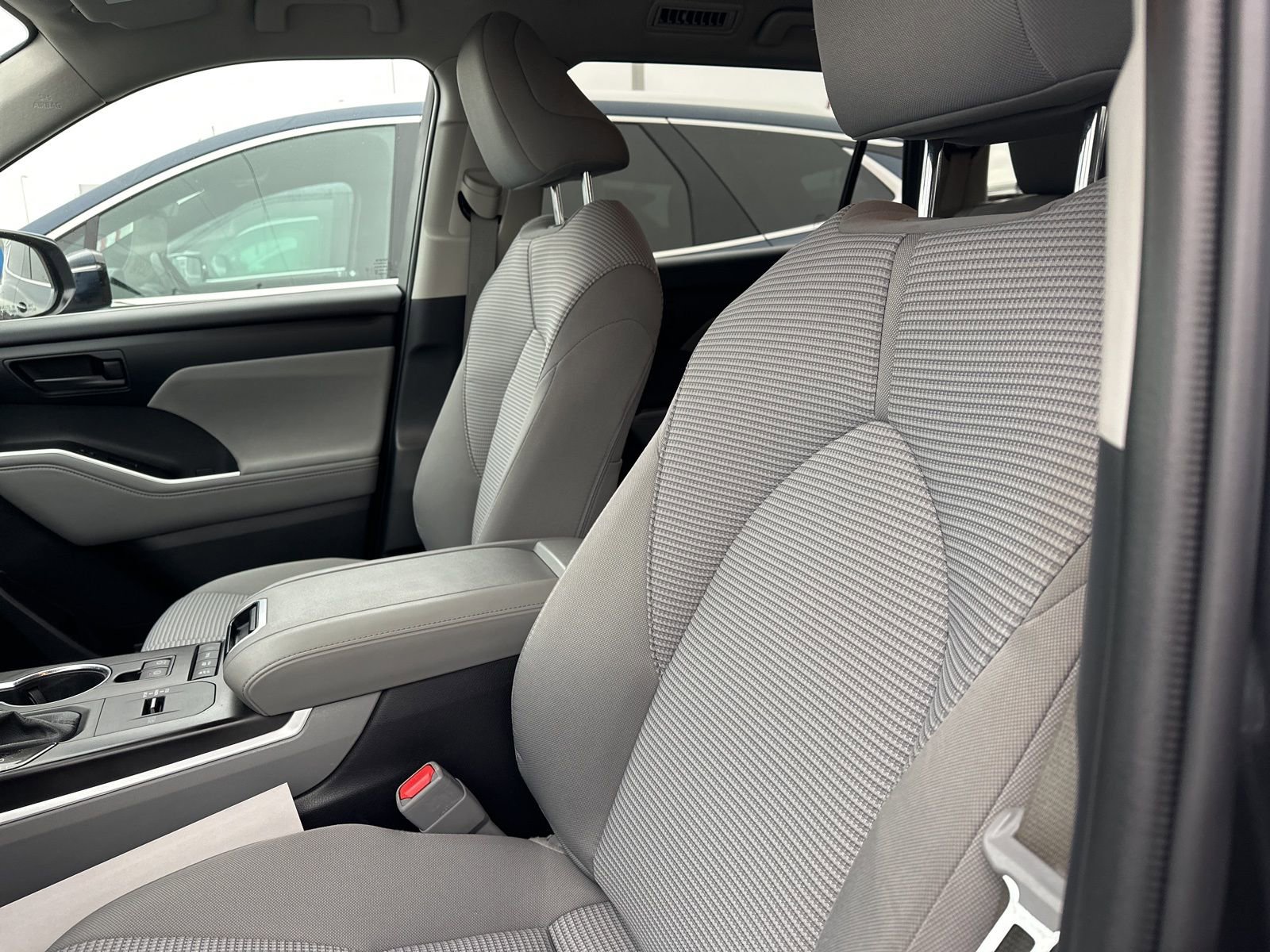 Used 2021 Toyota Highlander LE image 11