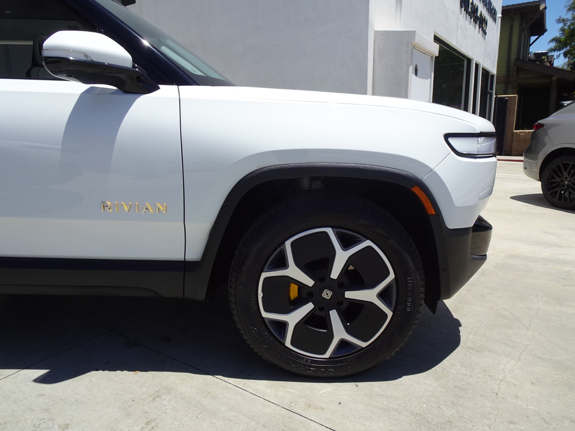Used 2024 Rivian R1S Adventure AWD/4WD image 10