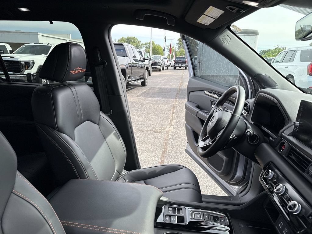 Used 2025 Honda Pilot TrailSport image 13
