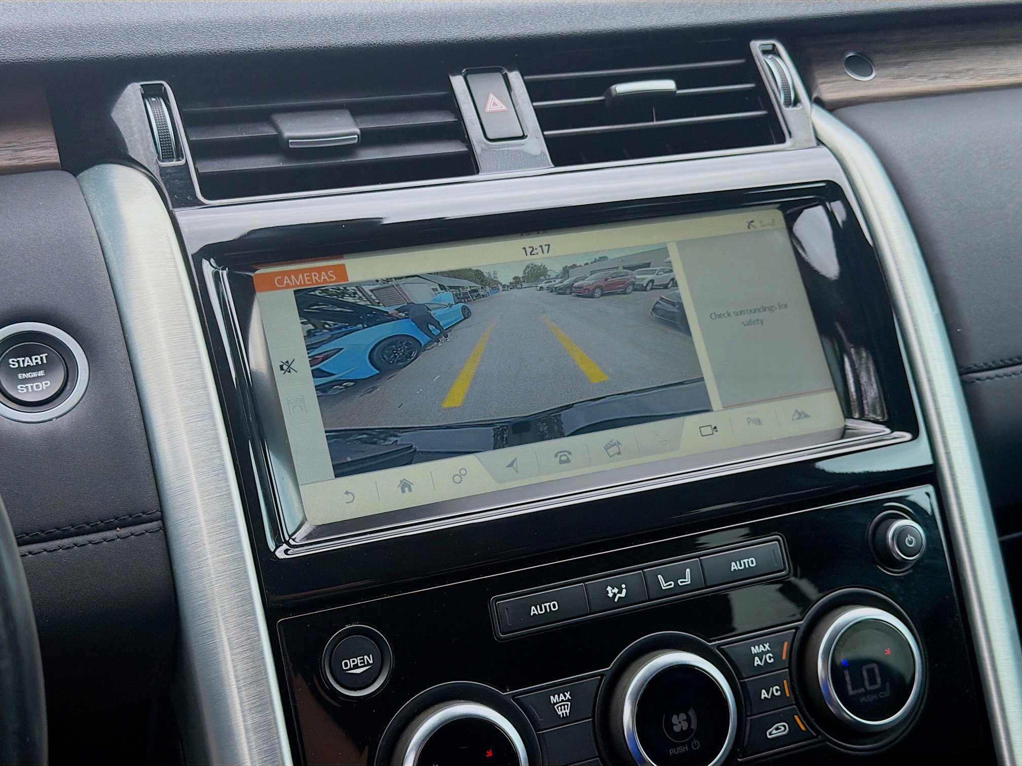 Used 2018 Land Rover Discovery HSE image 14