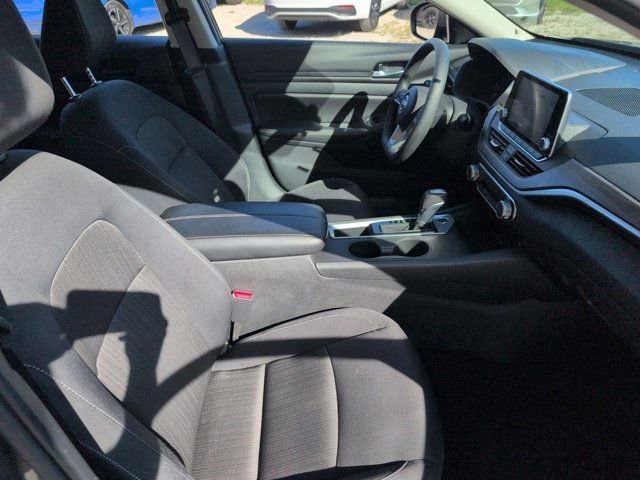 Used 2025 Nissan Altima 2.5 SV FWD image 30