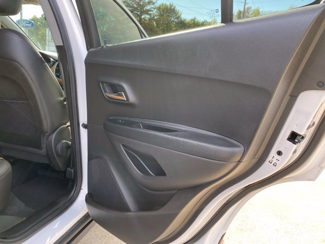 Used 2020 Chevrolet Trax Premier w/ LPO, Cargo Package FWD image 12