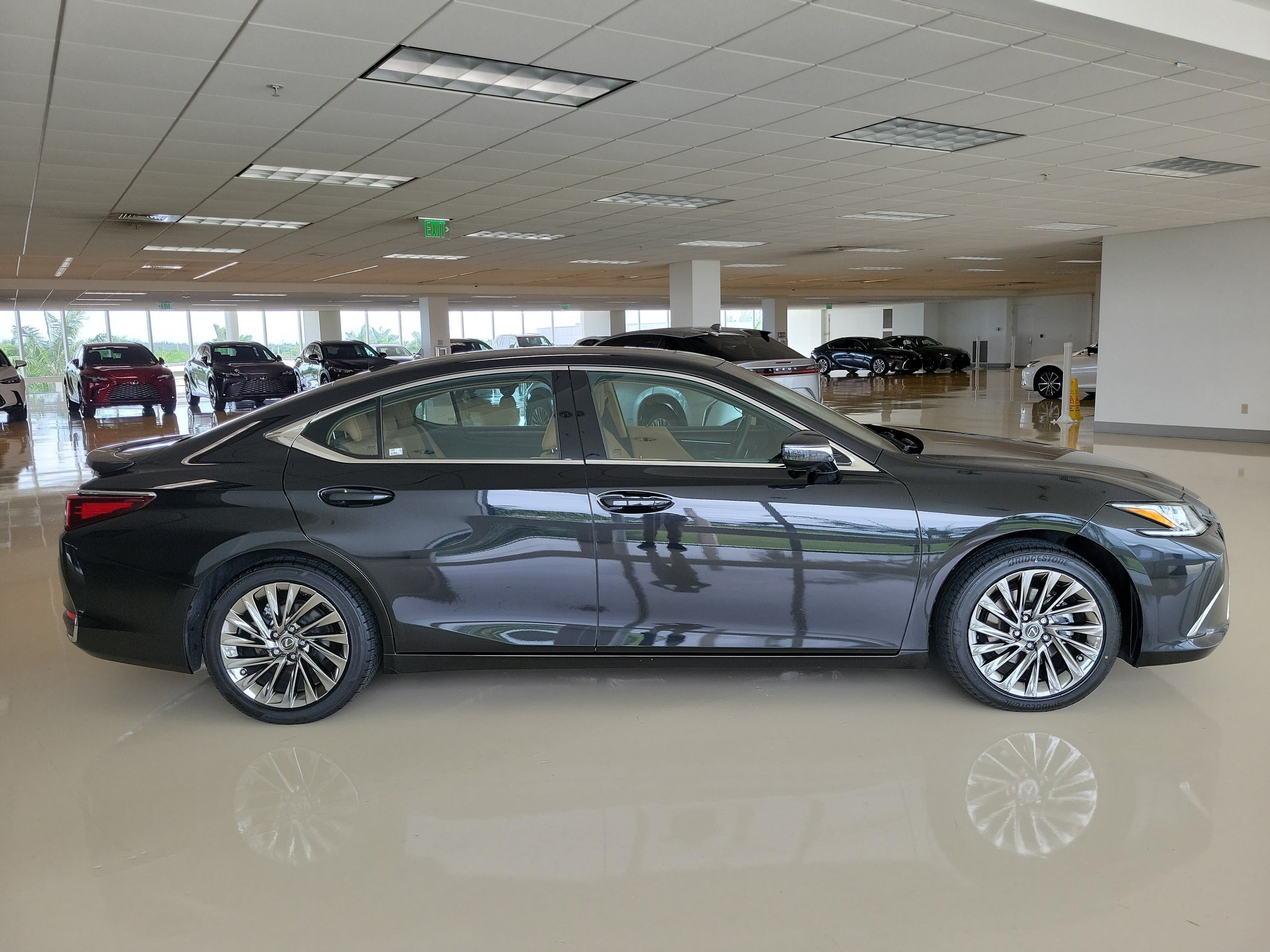 Used 2024 Lexus ES 300h w/ Technology Package FWD image 8