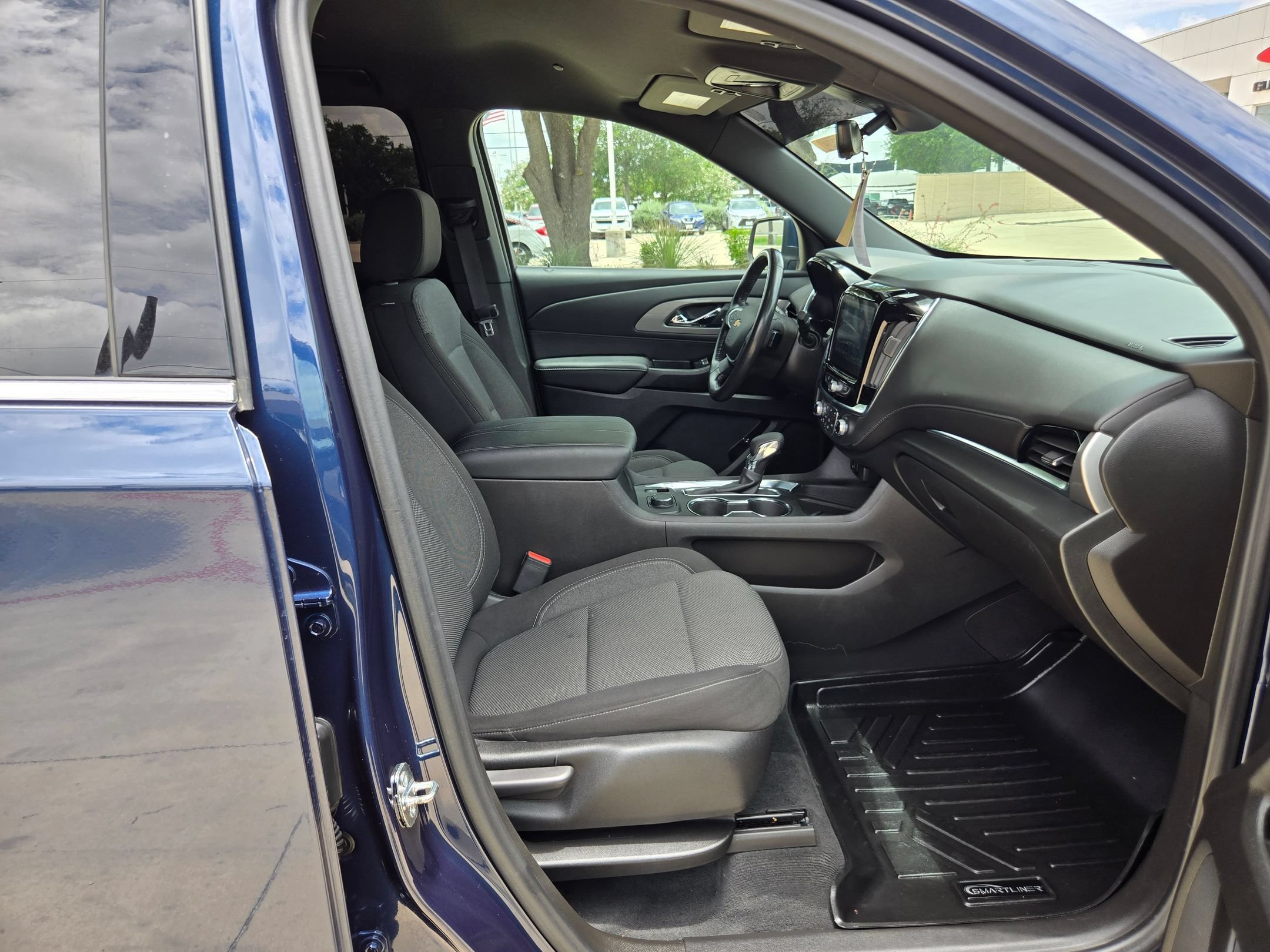 Used 2022 Chevrolet Traverse LT FWD image 24