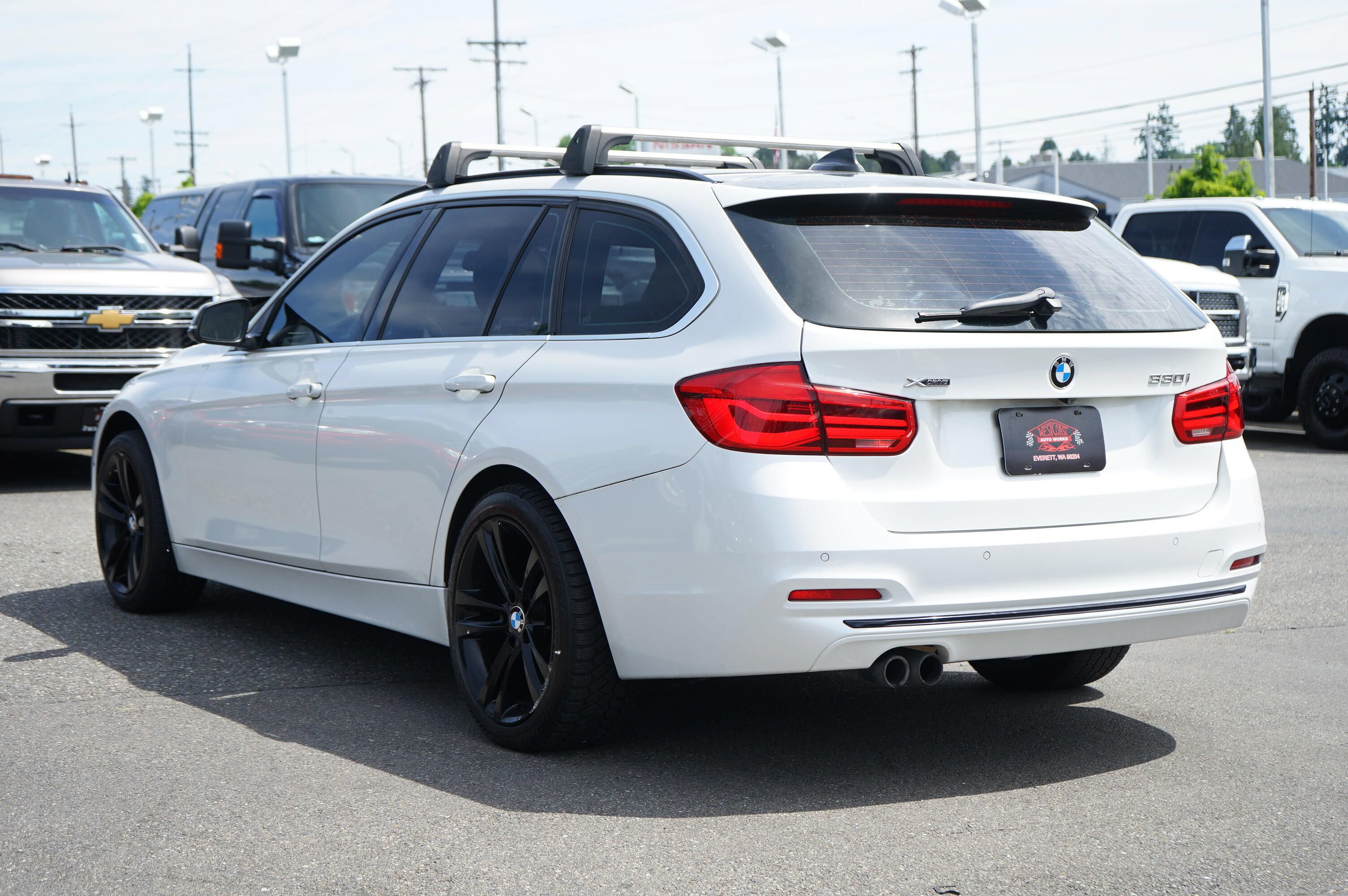 Used 2017 BMW 330i xDrive Wagon AWD/4WD image 3