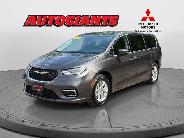 Used 2023 Chrysler Pacifica Touring-L FWD image 7