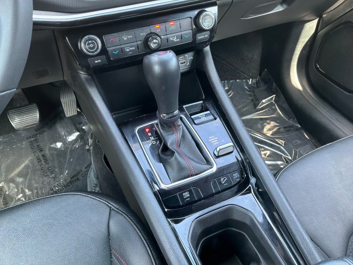 Used 2025 Jeep Compass Trailhawk AWD/4WD image 16