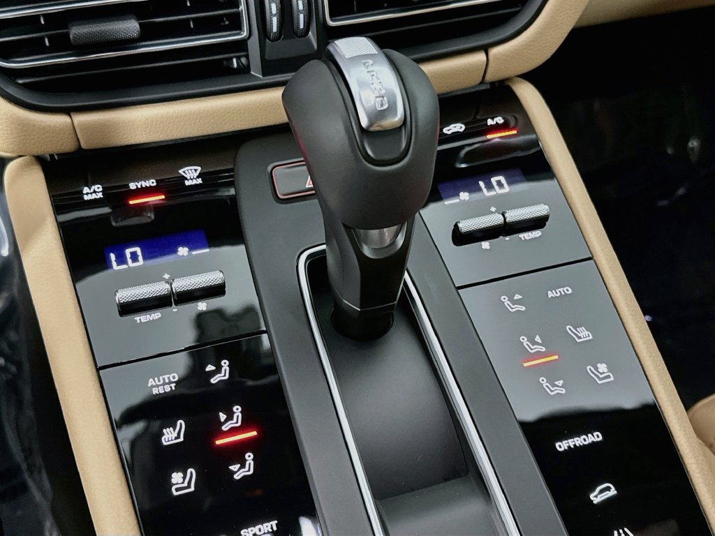 Certified 2026 Porsche Macan AWD/4WD image 19