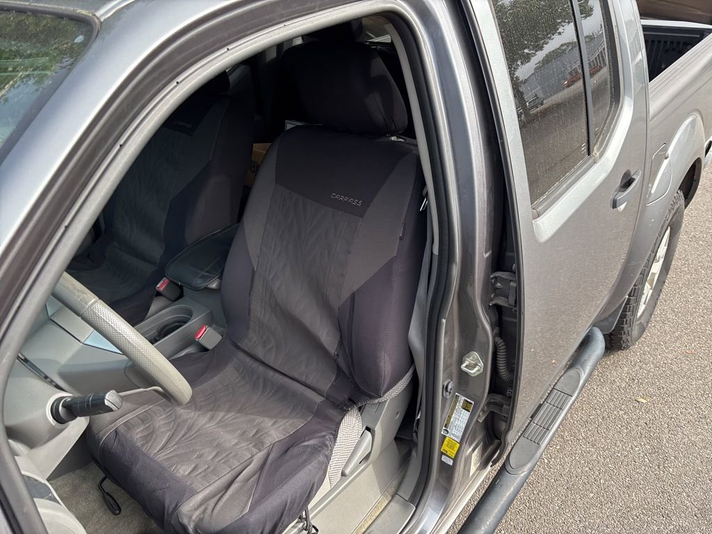 Used 2018 Nissan Frontier SV image 2