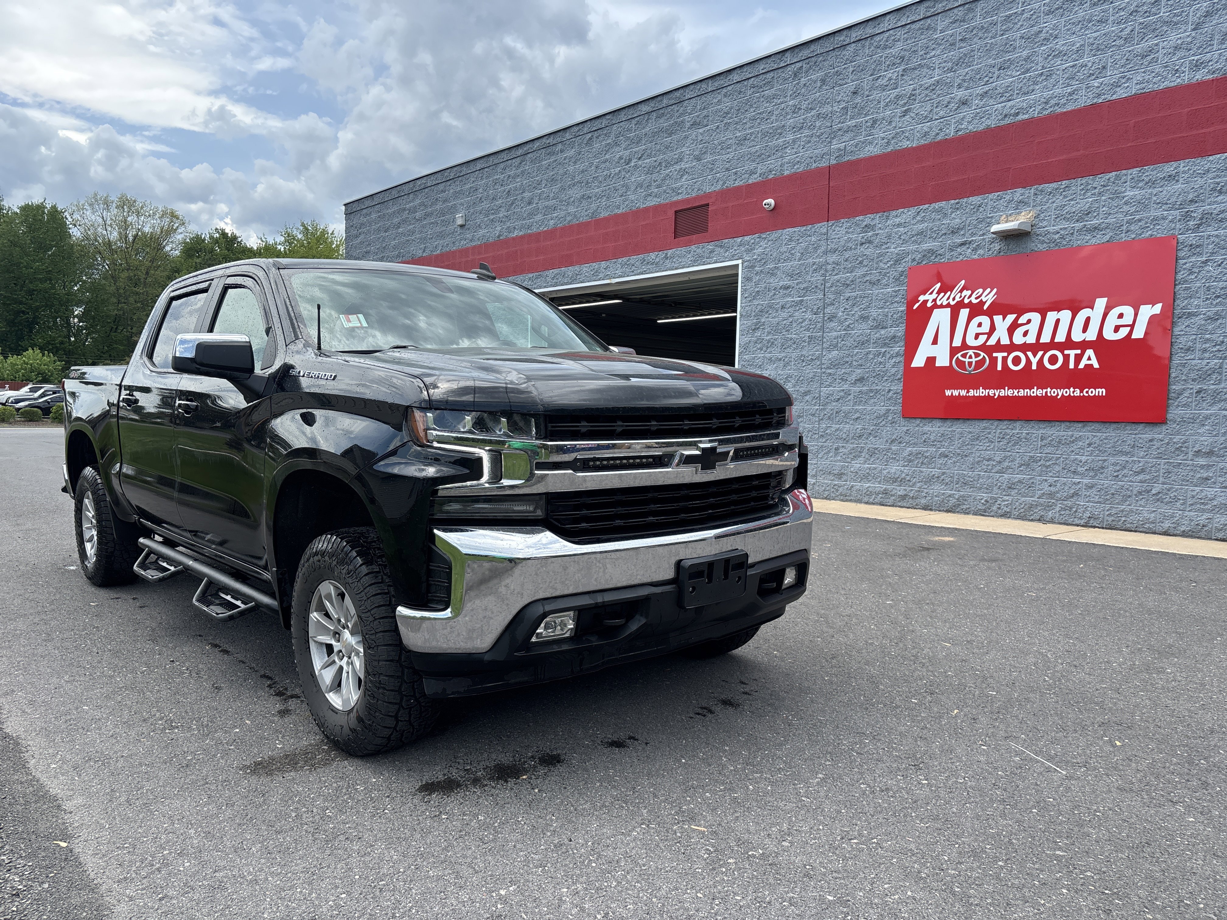 Used 2022 Chevrolet Silverado 1500 LT AWD/4WD image 1