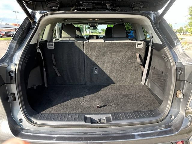 Used 2020 Toyota Highlander XLE AWD/4WD image 29