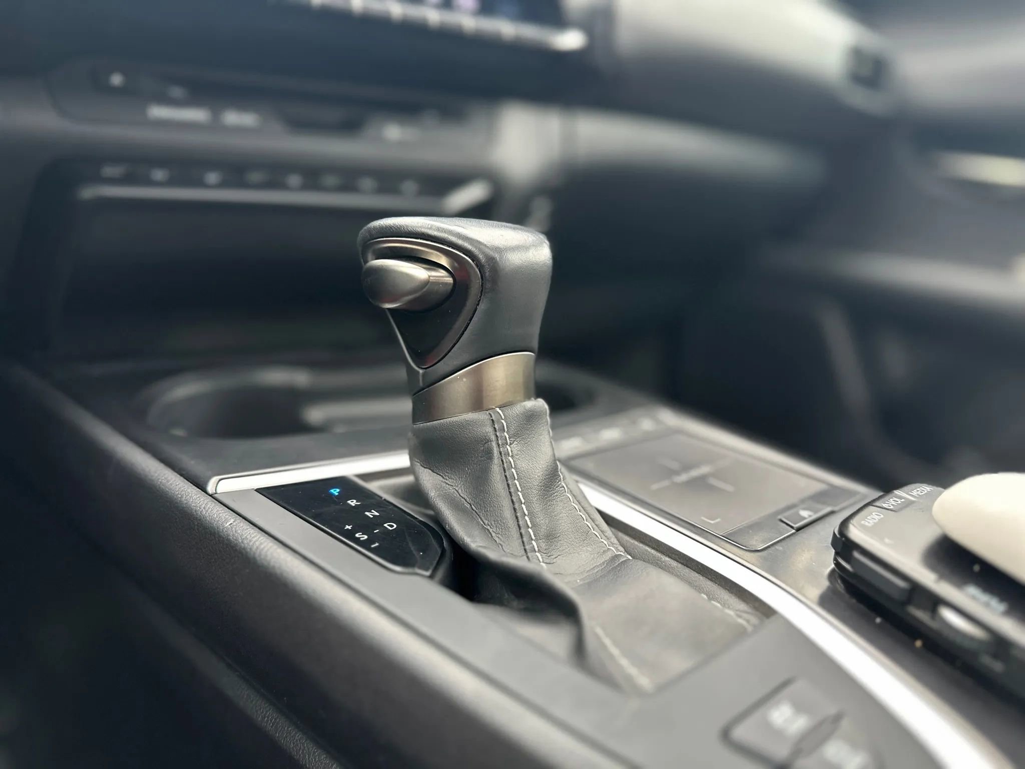 Used 2019 Lexus UX 250h 250h Luxury Sport Utility 4D image 28