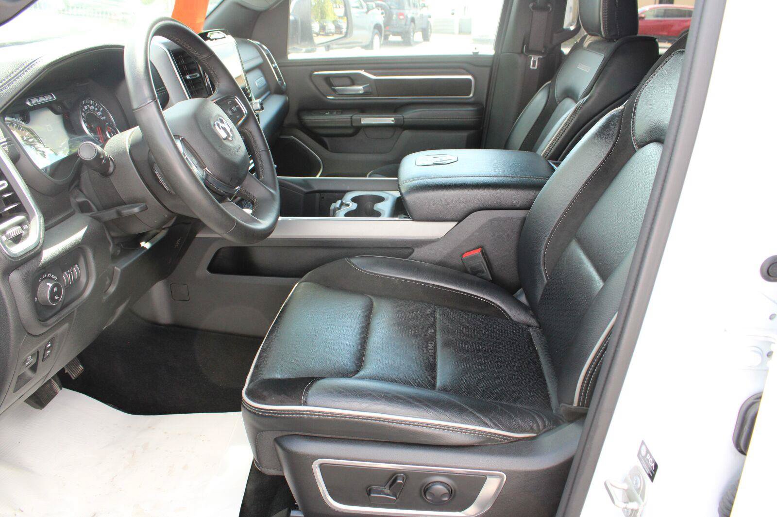 Used 2025 RAM 1500 Laramie AWD/4WD image 17