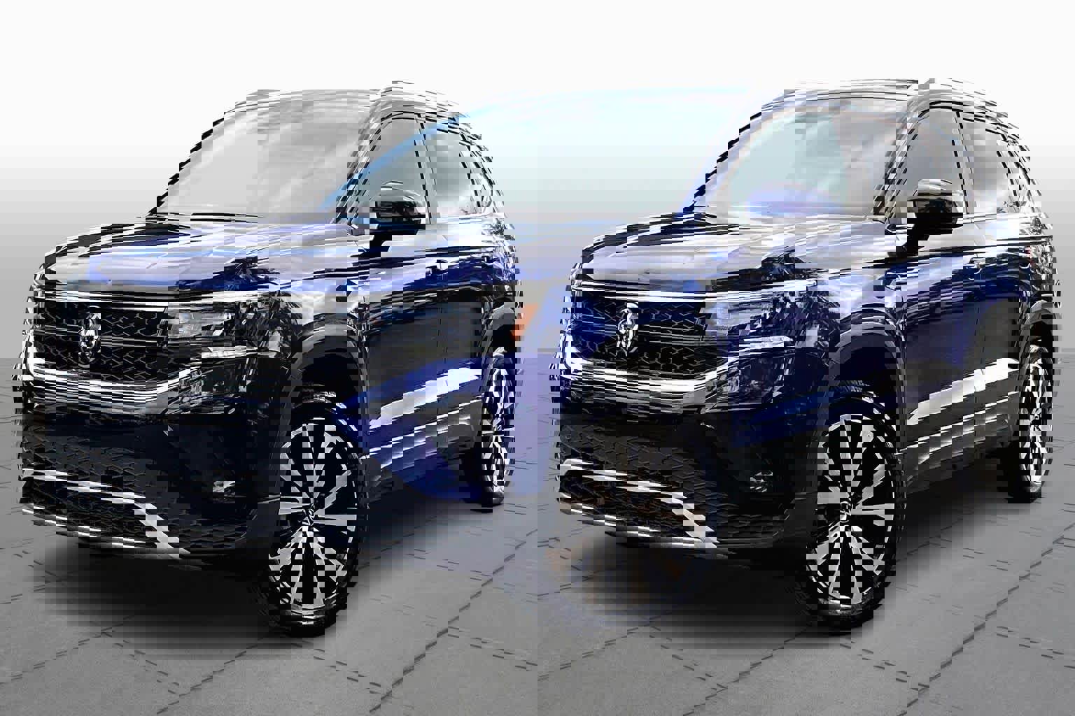 Used 2023 Volkswagen Taos SE w/ Panoramic Sunroof Package