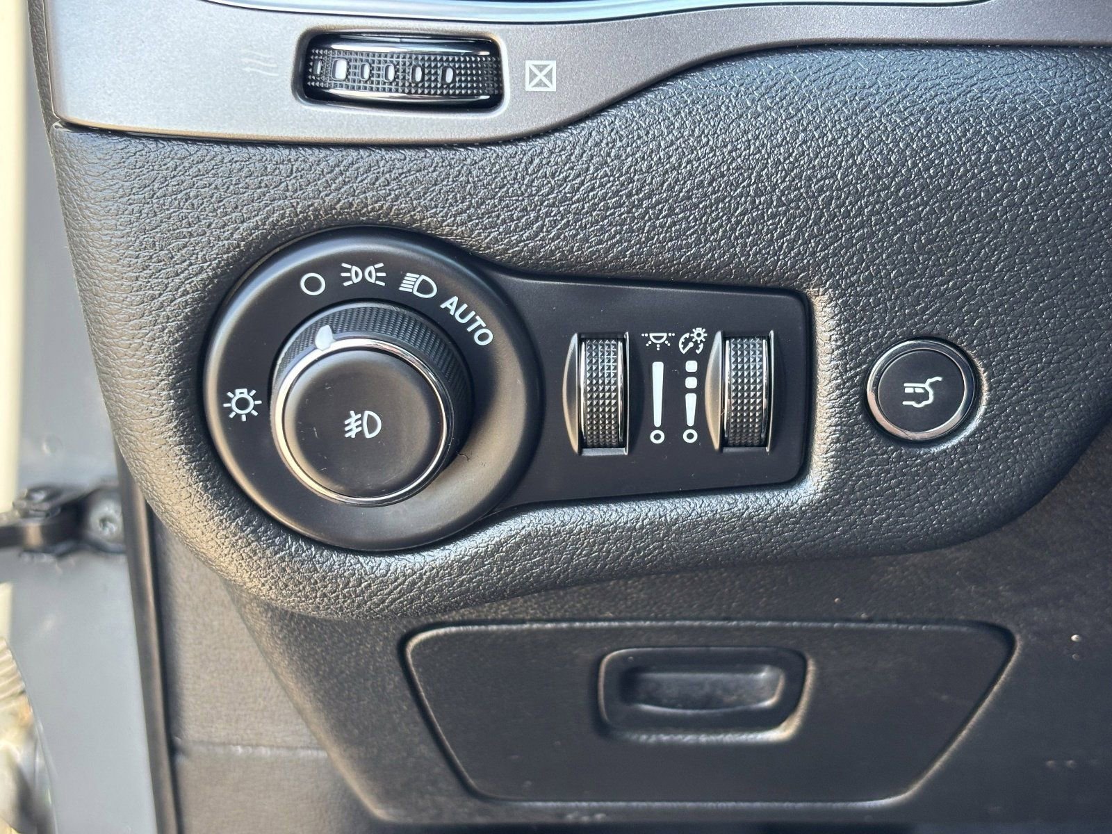 Used 2022 Jeep Cherokee Latitude Lux w/ Sun & Sound Group AWD/4WD image 31