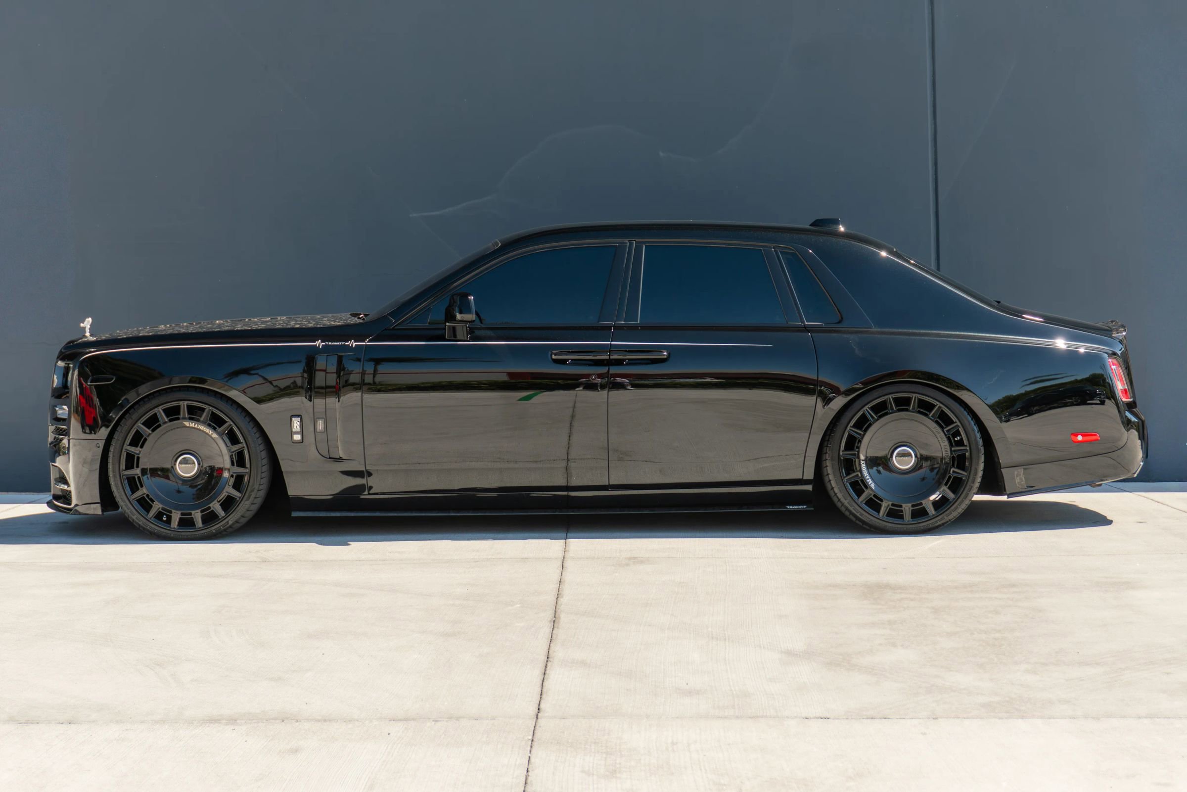 Used 2024 Rolls-Royce Phantom Sedan w/ The Phantom Package RWD image 2