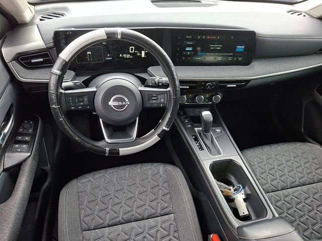 Used 2025 Nissan Kicks SV AWD/4WD image 2