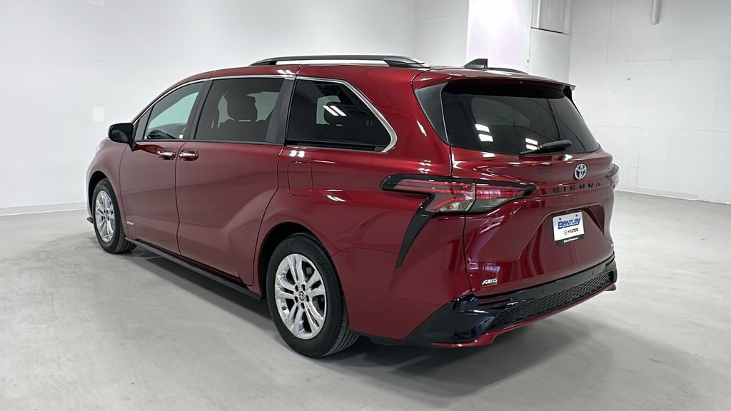 Used 2021 Toyota Sienna XSE w/ XSE Plus Package image 3