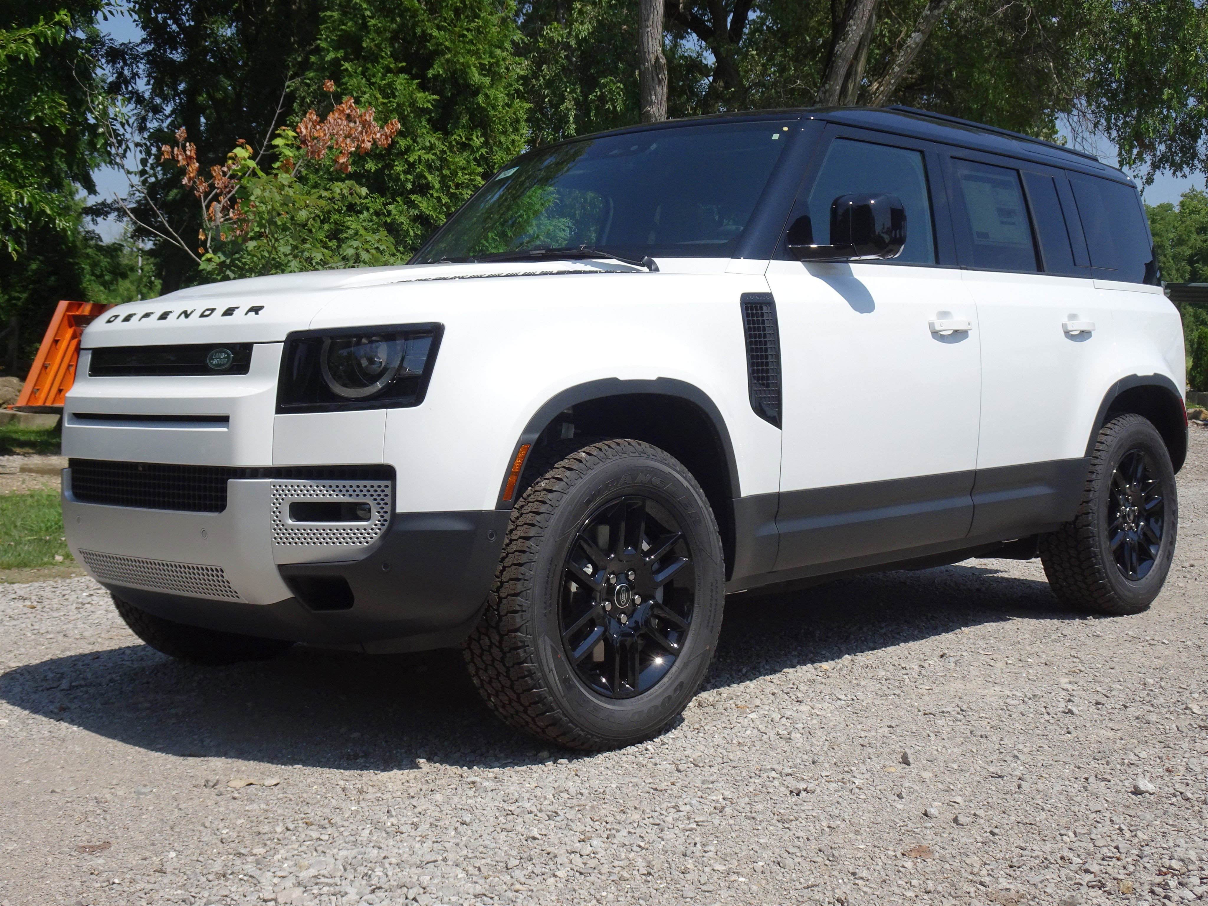 New 2025 Land Rover Defender 110 S image 2