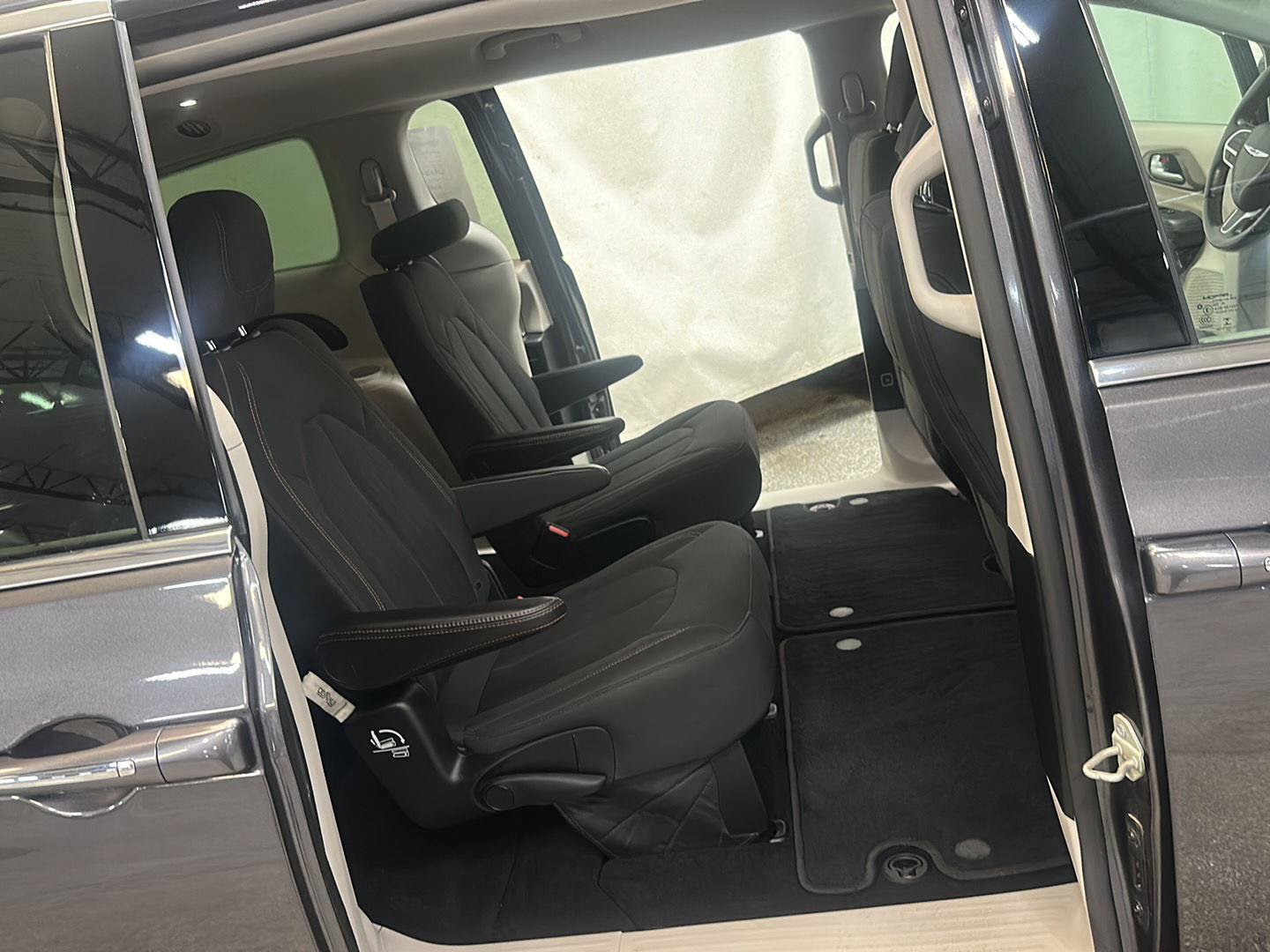 Used 2019 Chrysler Pacifica Touring Plus w/ Advanced Safetytec Group FWD image 32