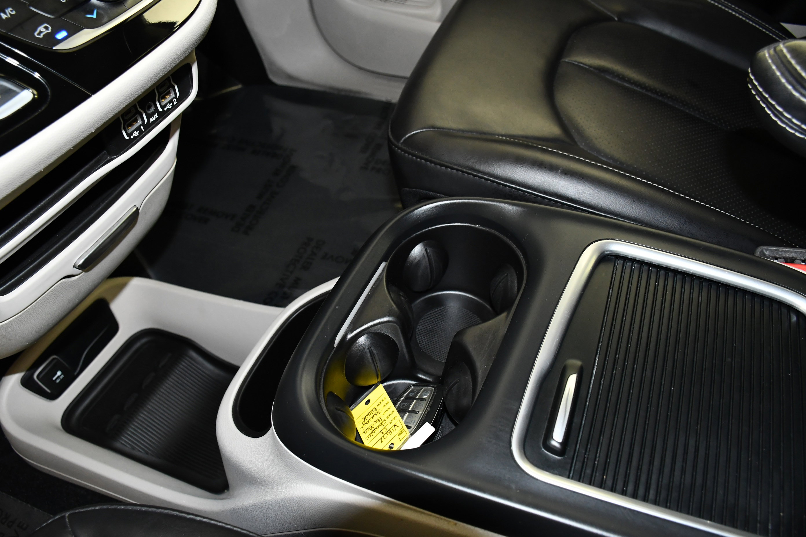 Used 2023 Chrysler Pacifica Touring-L image 31