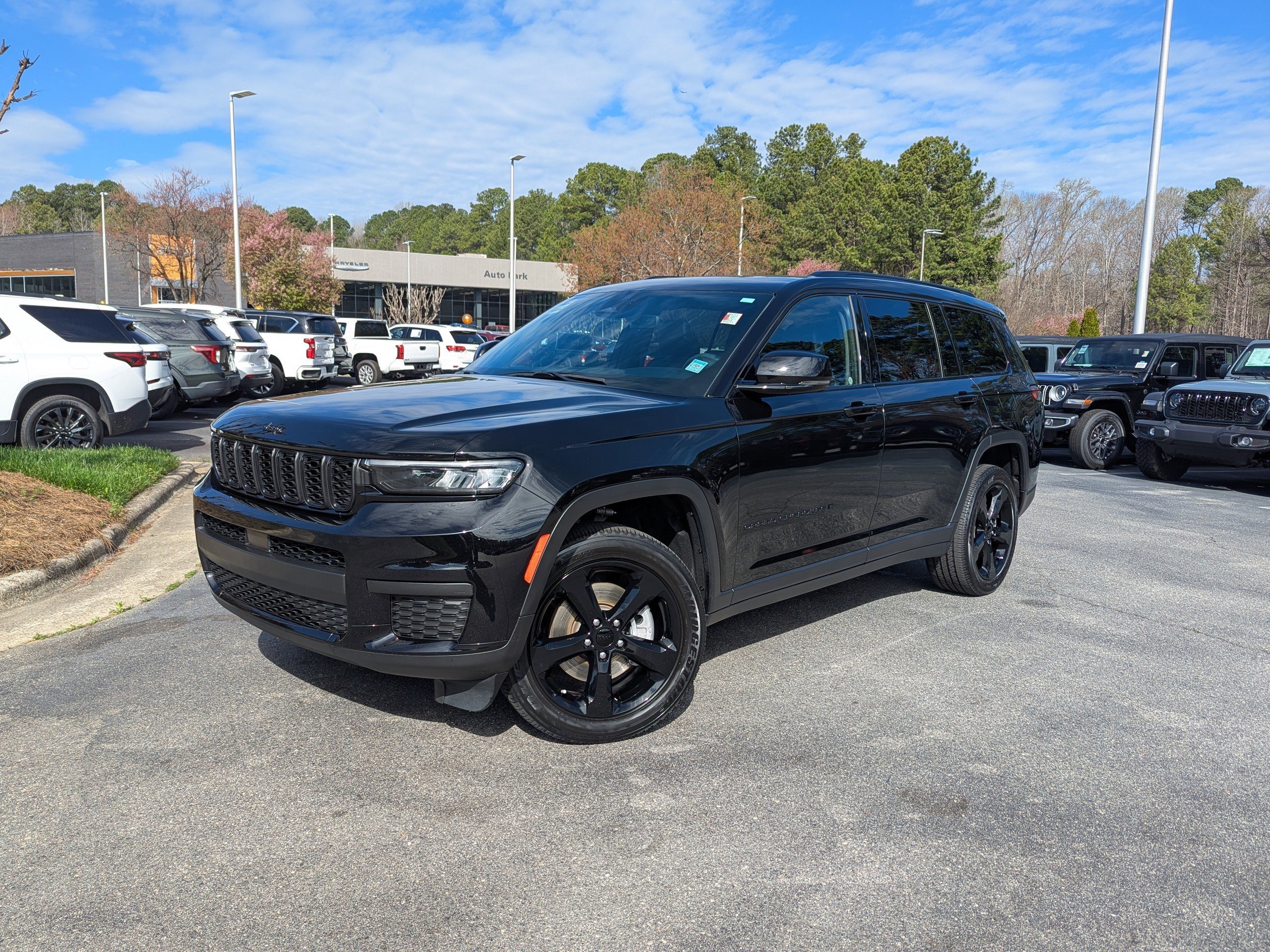 Certified 2023 Jeep Grand Cherokee L Laredo image 1