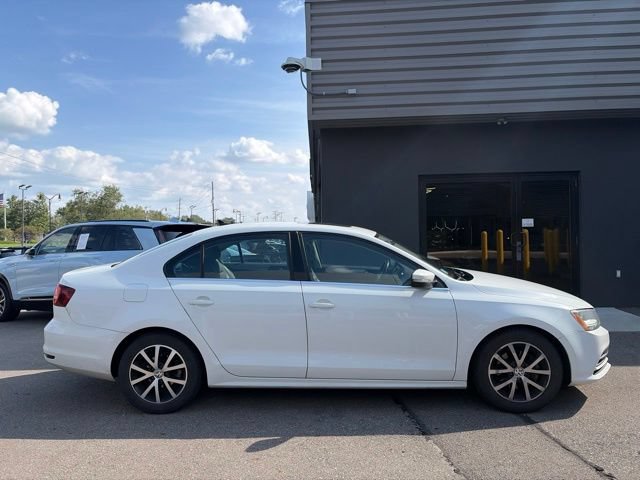 Used 2017 Volkswagen Jetta SE FWD image 2